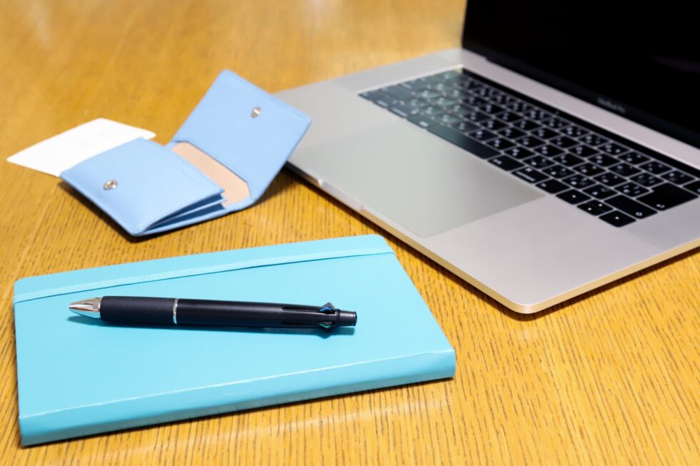 名刺とPCとノート