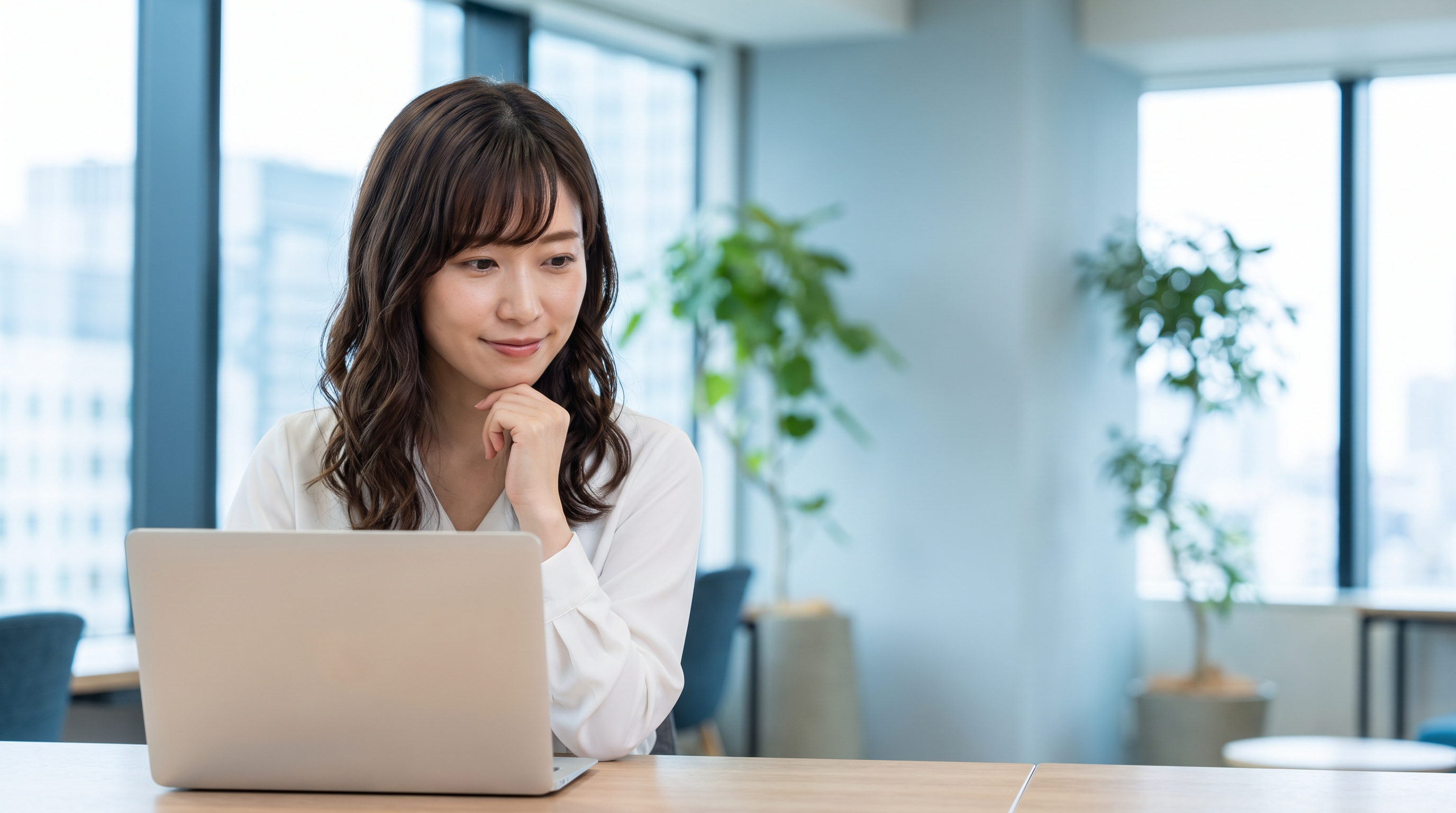 ノートパソコンで学習する女性